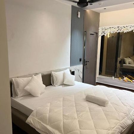 V Love Hotel スーラト エクステリア 写真
