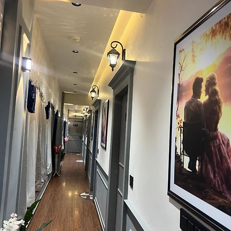 V Love Hotel スーラト エクステリア 写真