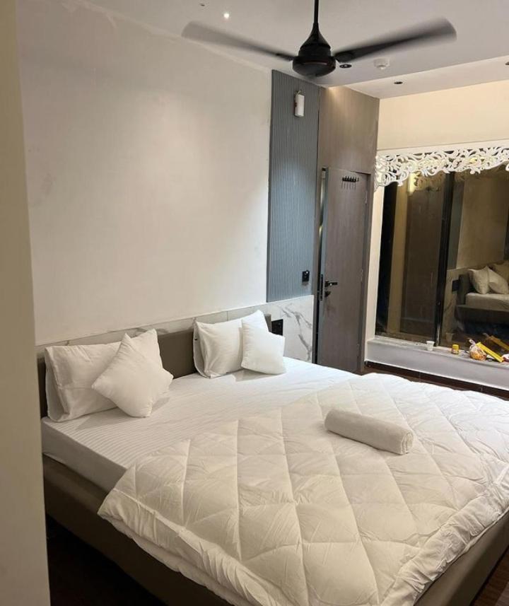 V Love Hotel スーラト エクステリア 写真