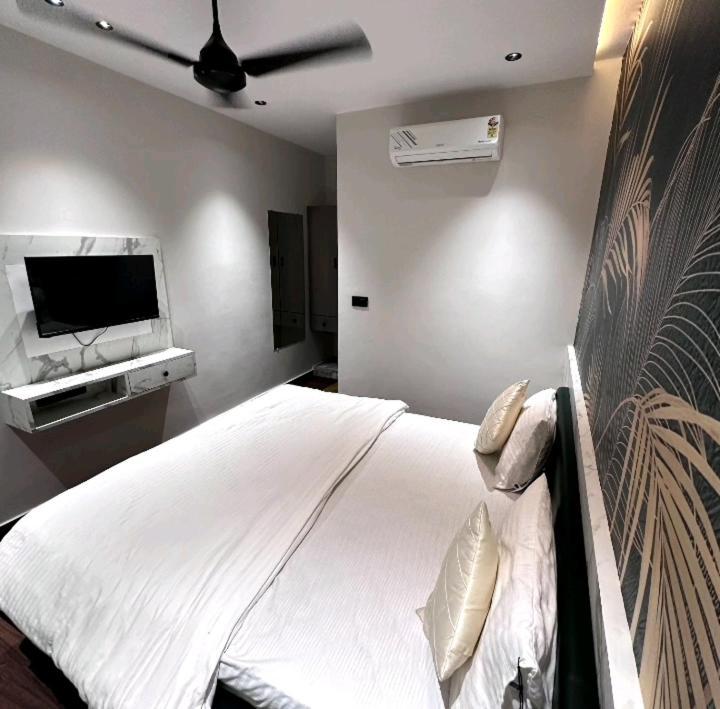 V Love Hotel スーラト エクステリア 写真