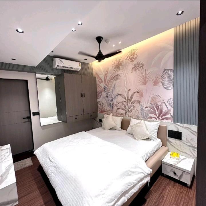 V Love Hotel スーラト エクステリア 写真
