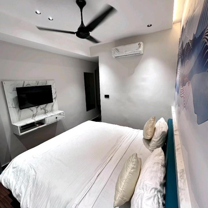 V Love Hotel スーラト エクステリア 写真