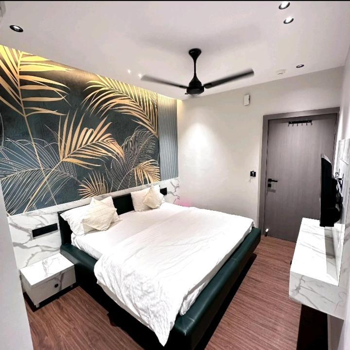 V Love Hotel スーラト エクステリア 写真