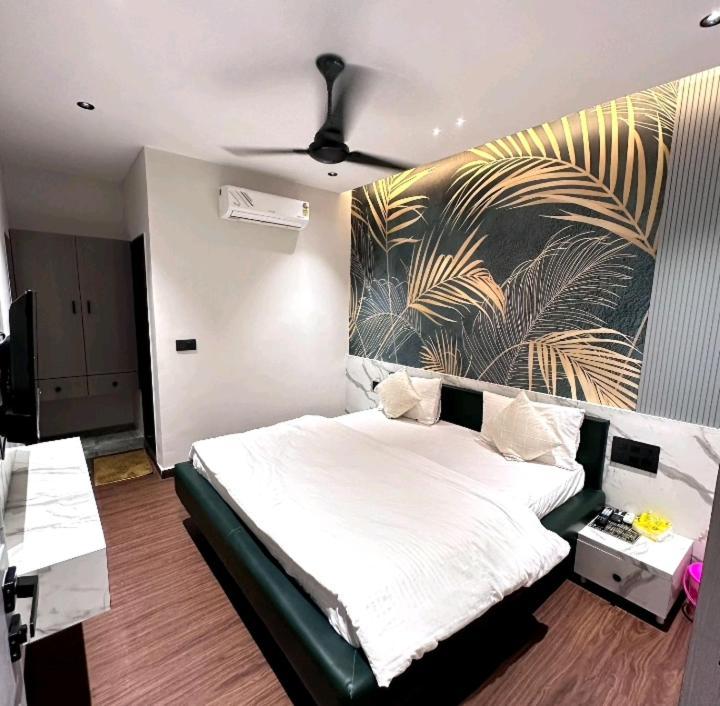 V Love Hotel スーラト エクステリア 写真